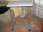 Table de lecture ou repas  - Miniature